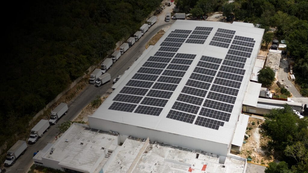 edificio blanco con paneles solares en el techo