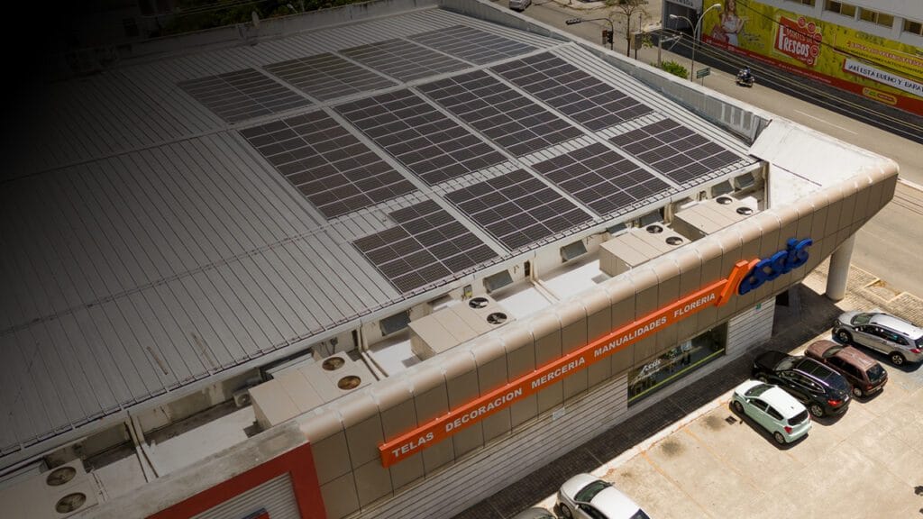 assis merida edificio con paneles solares