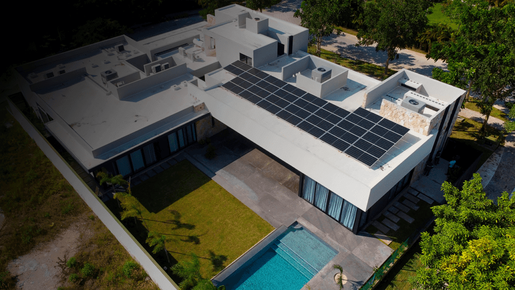 residencia con paneles solares merida